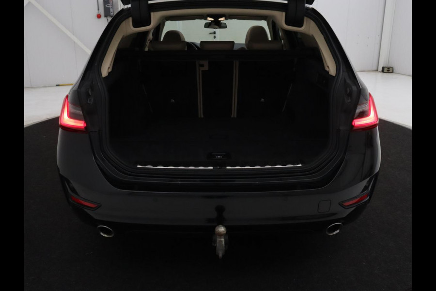 BMW 3-serie 330i High Executive | Panoramadak | Sport Line | Leder | Stoelverwarming | Trekhaak | Carplay | Live Cockpit | Camera | Navigatie | Sfeerverlichting | Park Assist | Sportstoelen | Climate control