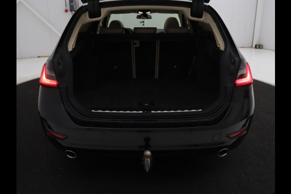 BMW 3-serie 330i High Executive | Panoramadak | Sport Line | Leder | Stoelverwarming | Trekhaak | Carplay | Live Cockpit | Camera | Navigatie | Sfeerverlichting | Park Assist | Sportstoelen | Climate control