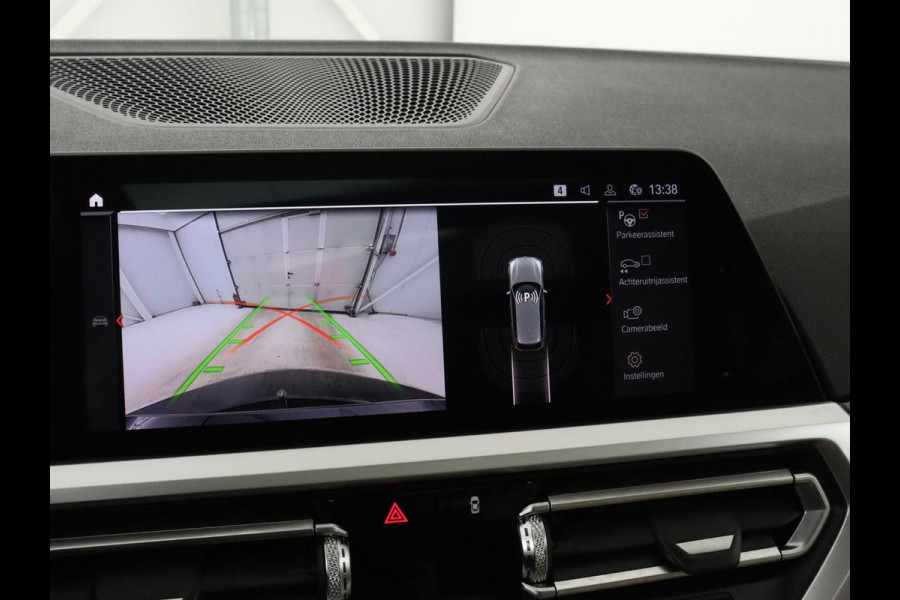 BMW 3-serie 330i High Executive | Panoramadak | Sport Line | Leder | Stoelverwarming | Trekhaak | Carplay | Live Cockpit | Camera | Navigatie | Sfeerverlichting | Park Assist | Sportstoelen | Climate control