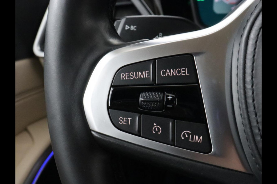 BMW 3-serie 330i High Executive | Panoramadak | Sport Line | Leder | Stoelverwarming | Trekhaak | Carplay | Live Cockpit | Camera | Navigatie | Sfeerverlichting | Park Assist | Sportstoelen | Climate control