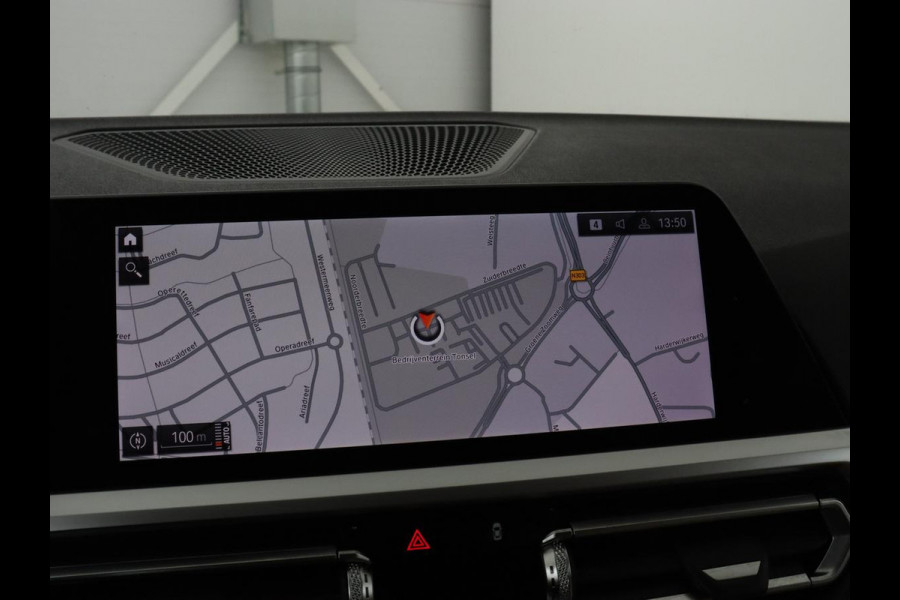 BMW 3-serie 330i High Executive | Panoramadak | Sport Line | Leder | Stoelverwarming | Trekhaak | Carplay | Live Cockpit | Camera | Navigatie | Sfeerverlichting | Park Assist | Sportstoelen | Climate control