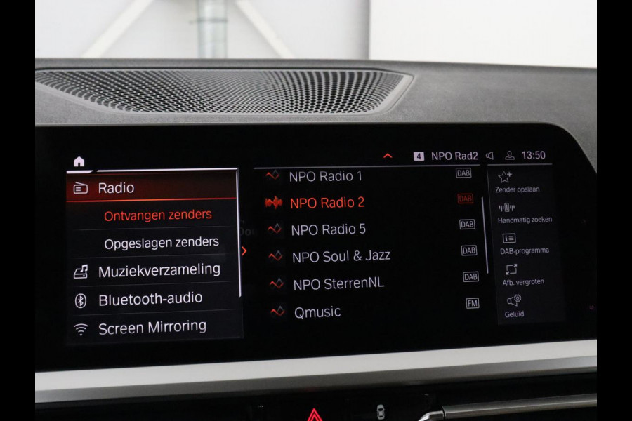 BMW 3-serie 330i High Executive | Panoramadak | Sport Line | Leder | Stoelverwarming | Trekhaak | Carplay | Live Cockpit | Camera | Navigatie | Sfeerverlichting | Park Assist | Sportstoelen | Climate control