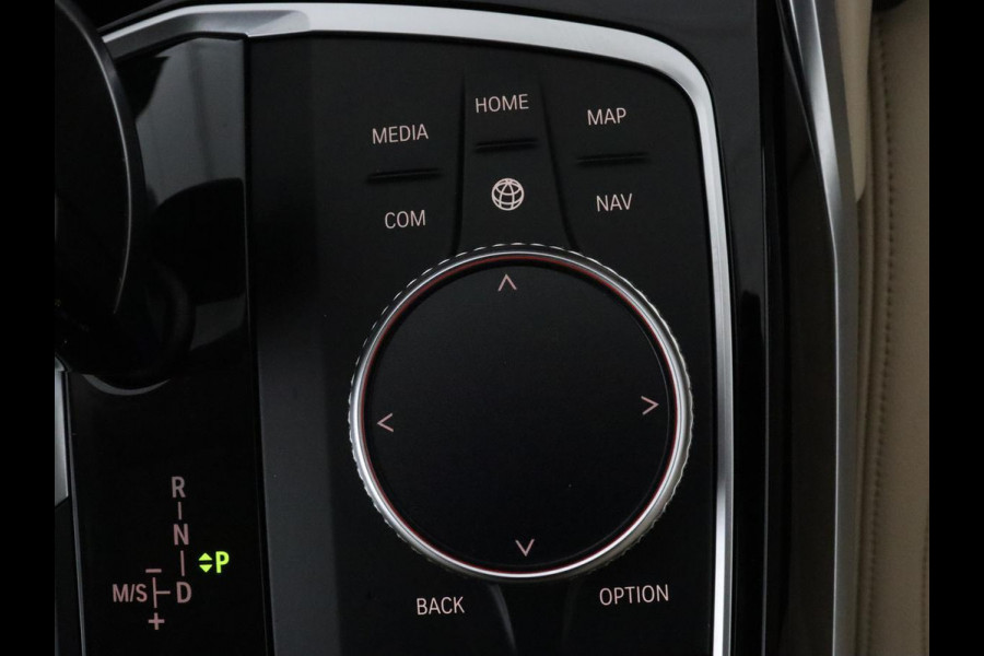 BMW 3-serie 330i High Executive | Panoramadak | Sport Line | Leder | Stoelverwarming | Trekhaak | Carplay | Live Cockpit | Camera | Navigatie | Sfeerverlichting | Park Assist | Sportstoelen | Climate control