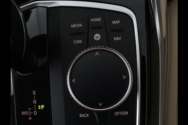 BMW 3-serie 330i High Executive | Panoramadak | Sport Line | Leder | Stoelverwarming | Trekhaak | Carplay | Live Cockpit | Camera | Navigatie | Sfeerverlichting | Park Assist | Sportstoelen | Climate control