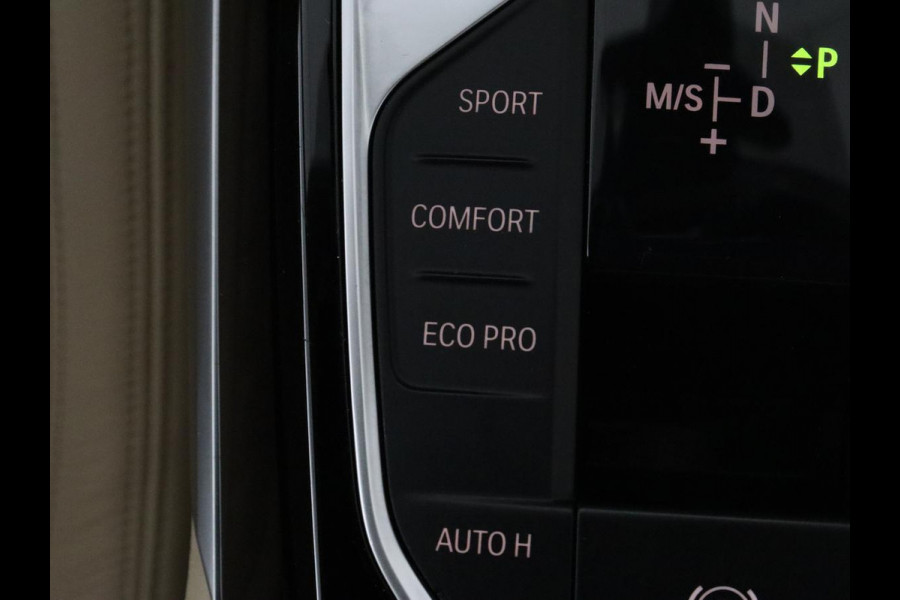 BMW 3-serie 330i High Executive | Panoramadak | Sport Line | Leder | Stoelverwarming | Trekhaak | Carplay | Live Cockpit | Camera | Navigatie | Sfeerverlichting | Park Assist | Sportstoelen | Climate control