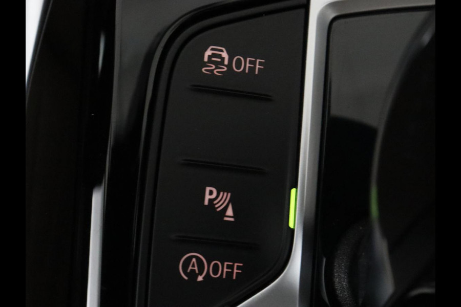 BMW 3-serie 330i High Executive | Panoramadak | Sport Line | Leder | Stoelverwarming | Trekhaak | Carplay | Live Cockpit | Camera | Navigatie | Sfeerverlichting | Park Assist | Sportstoelen | Climate control