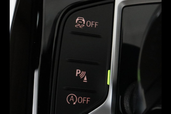 BMW 3-serie 330i High Executive | Panoramadak | Sport Line | Leder | Stoelverwarming | Trekhaak | Carplay | Live Cockpit | Camera | Navigatie | Sfeerverlichting | Park Assist | Sportstoelen | Climate control