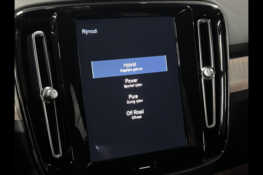 Volvo XC40 1.5 T4 Plug-in hybrid Plus Dark Adapt. cruise | Stuur-/stoelverwarming | Achteruitrij camera | Harman/Kardon | Memory | Carplay
