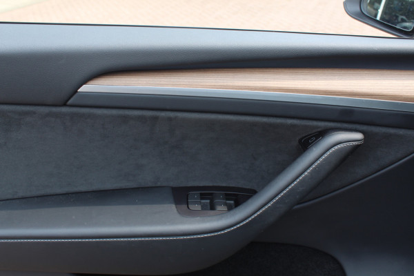 Tesla Model Y Long Range AWD 75 kWh / Autopilot / Panoramadak / Camera / 20'' / Keyless / Leder / Dodehoek / Navigatie / Stoelverwarming