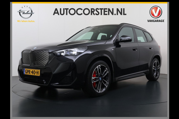 BMW iX1 eDrive20 67kWh M-Sport-Pro Leder/Alcantara Premium 19" LED Connected-Pro Warmtepomp Camera Navi Ecc Pdc 100% SOH Apple Carplay A Standverwarming/koeling Zwarte-Hemel Drive-Assist Elek.Achterklep Lmv Led Isofix DAB Keyless Wifi 1e Eigenaar Origineel Nederlandse Auto Zeer compleet!
