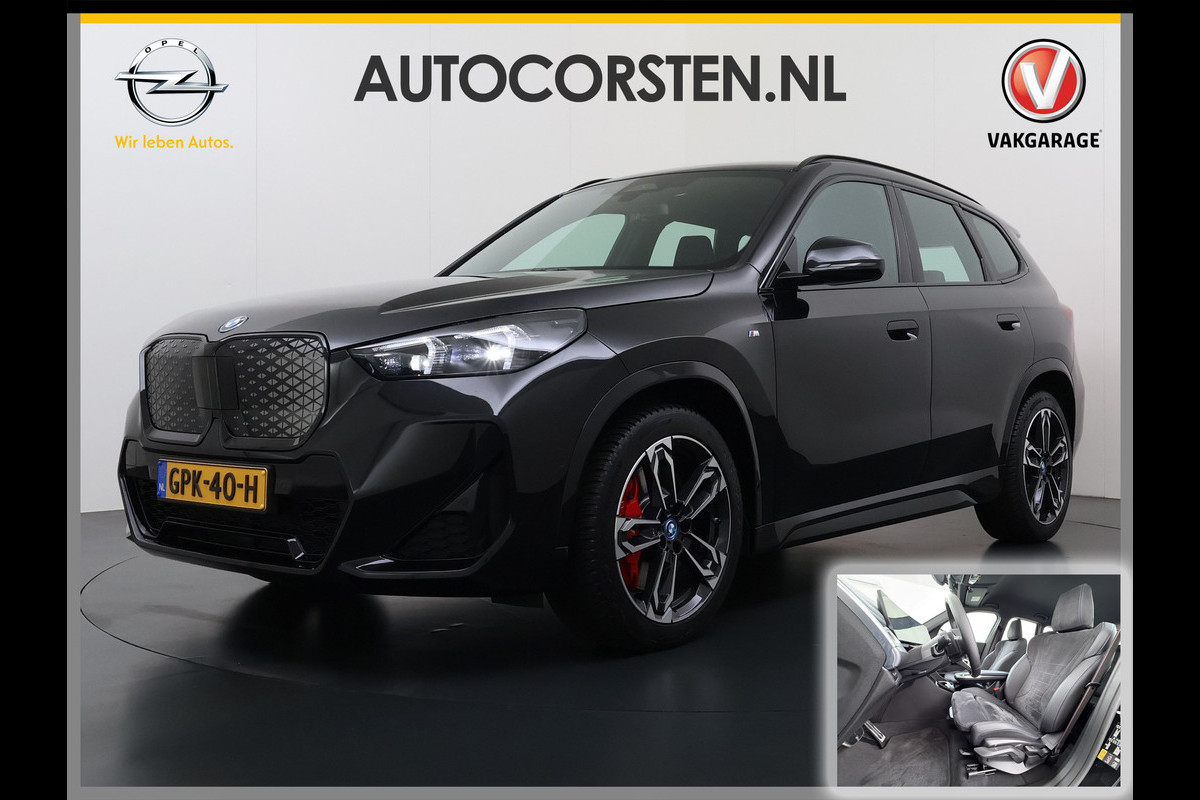 BMW iX1 eDrive20 67kWh M-Sport-Pro Leder/Alcantara Premium 19" LED Connected-Pro Warmtepomp Camera Navi Ecc Pdc 100% SOH Apple Carplay A Standverwarming/koeling Zwarte-Hemel Drive-Assist Elek.Achterklep Lmv Led Isofix DAB Keyless Wifi 1e Eigenaar Origineel Nederlandse Auto Zeer compleet!