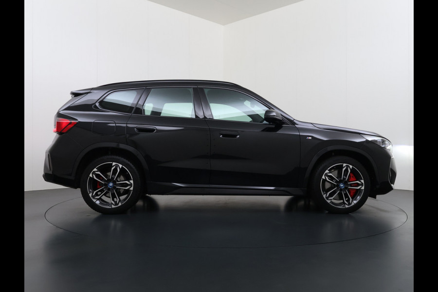 BMW iX1 eDrive20 67kWh M-Sport-Pro Leder/Alcantara Premium 19" LED Connected-Pro Warmtepomp Camera Navi Ecc Pdc 100% SOH Apple Carplay A Standverwarming/koeling Zwarte-Hemel Drive-Assist Elek.Achterklep Lmv Led Isofix DAB Keyless Wifi 1e Eigenaar Origineel Nederlandse Auto Zeer compleet!