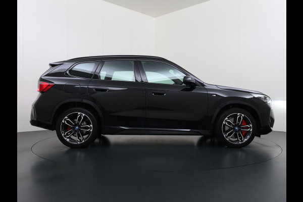 BMW iX1 eDrive20 67kWh M-Sport-Pro Leder/Alcantara Premium 19" LED Connected-Pro Warmtepomp Camera Navi Ecc Pdc 100% SOH Apple Carplay A Standverwarming/koeling Zwarte-Hemel Drive-Assist Elek.Achterklep Lmv Led Isofix DAB Keyless Wifi 1e Eigenaar Origineel Nederlandse Auto Zeer compleet!