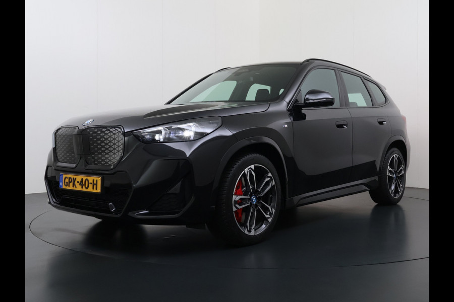 BMW iX1 eDrive20 67kWh M-Sport-Pro Leder/Alcantara Premium 19" LED Connected-Pro Warmtepomp Camera Navi Ecc Pdc 100% SOH Apple Carplay A Standverwarming/koeling Zwarte-Hemel Drive-Assist Elek.Achterklep Lmv Led Isofix DAB Keyless Wifi 1e Eigenaar Origineel Nederlandse Auto Zeer compleet!