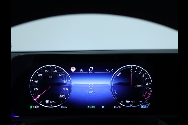 Mercedes-Benz A-Klasse 250 e Plug-In Hybride AMG Sportpakket | Sfeerverlichting | Keyless Go | Parkeerpakket met Camera | CarPlay | Inclusief 24 maanden Mercedes-Benz Certified garantie voor Europa.