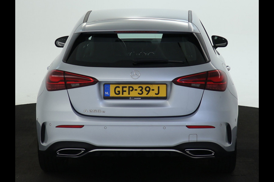Mercedes-Benz A-Klasse 250 e Plug-In Hybride AMG Sportpakket | Sfeerverlichting | Keyless Go | Parkeerpakket met Camera | CarPlay | Inclusief 24 maanden Mercedes-Benz Certified garantie voor Europa.