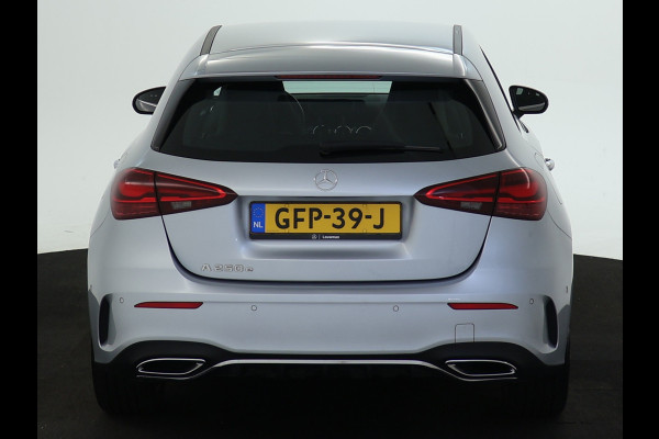 Mercedes-Benz A-Klasse 250 e Plug-In Hybride AMG Sportpakket | Sfeerverlichting | Keyless Go | Parkeerpakket met Camera | CarPlay | Inclusief 24 maanden Mercedes-Benz Certified garantie voor Europa.