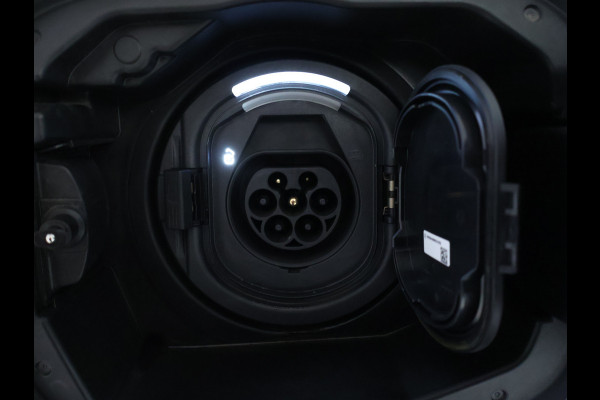 Mercedes-Benz A-Klasse 250 e Plug-In Hybride AMG Sportpakket | Sfeerverlichting | Keyless Go | Parkeerpakket met Camera | CarPlay | Inclusief 24 maanden Mercedes-Benz Certified garantie voor Europa.