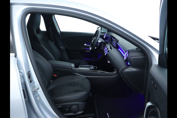 Mercedes-Benz A-Klasse 250 e Plug-In Hybride AMG Sportpakket | Sfeerverlichting | Keyless Go | Parkeerpakket met Camera | CarPlay | Inclusief 24 maanden Mercedes-Benz Certified garantie voor Europa.