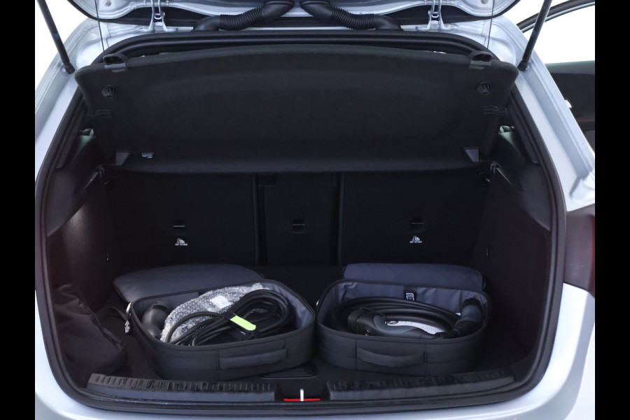 Mercedes-Benz A-Klasse 250 e Plug-In Hybride AMG Sportpakket | Sfeerverlichting | Keyless Go | Parkeerpakket met Camera | CarPlay | Inclusief 24 maanden Mercedes-Benz Certified garantie voor Europa.