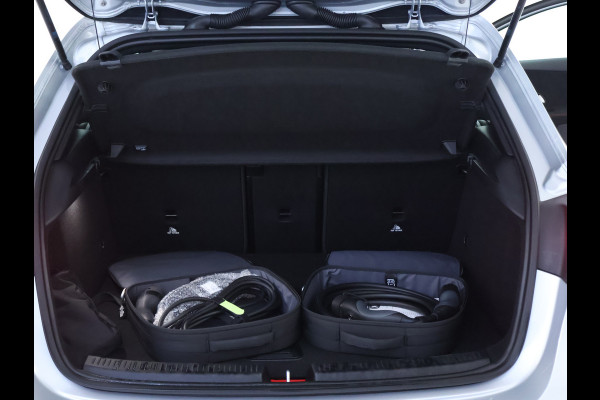 Mercedes-Benz A-Klasse 250 e Plug-In Hybride AMG Sportpakket | Sfeerverlichting | Keyless Go | Parkeerpakket met Camera | CarPlay | Inclusief 24 maanden Mercedes-Benz Certified garantie voor Europa.