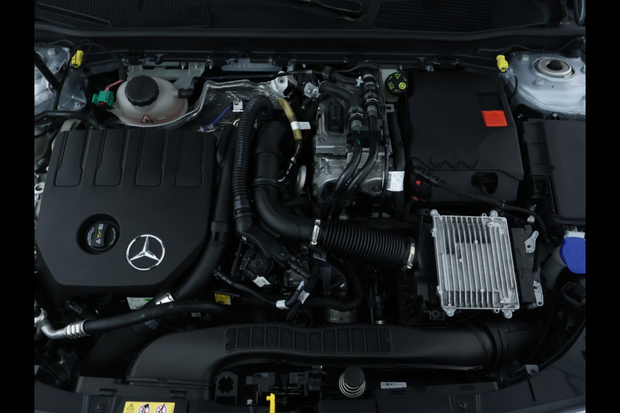 Mercedes-Benz A-Klasse 250 e Plug-In Hybride AMG Sportpakket | Sfeerverlichting | Keyless Go | Parkeerpakket met Camera | CarPlay | Inclusief 24 maanden Mercedes-Benz Certified garantie voor Europa.
