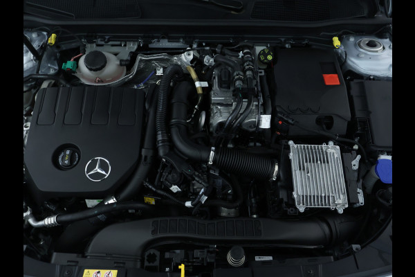 Mercedes-Benz A-Klasse 250 e Plug-In Hybride AMG Sportpakket | Sfeerverlichting | Keyless Go | Parkeerpakket met Camera | CarPlay | Inclusief 24 maanden Mercedes-Benz Certified garantie voor Europa.