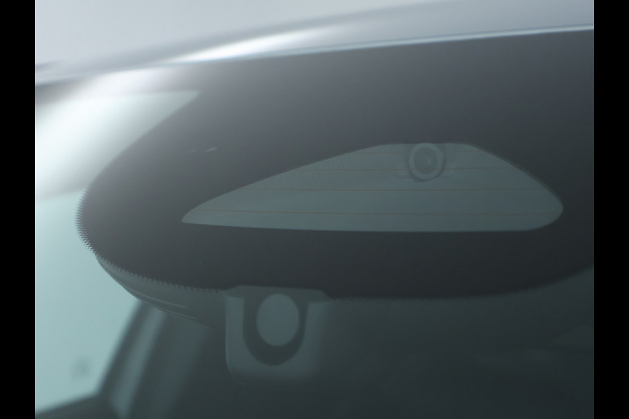 Mercedes-Benz A-Klasse 250 e Plug-In Hybride AMG Sportpakket | Sfeerverlichting | Keyless Go | Parkeerpakket met Camera | CarPlay | Inclusief 24 maanden Mercedes-Benz Certified garantie voor Europa.