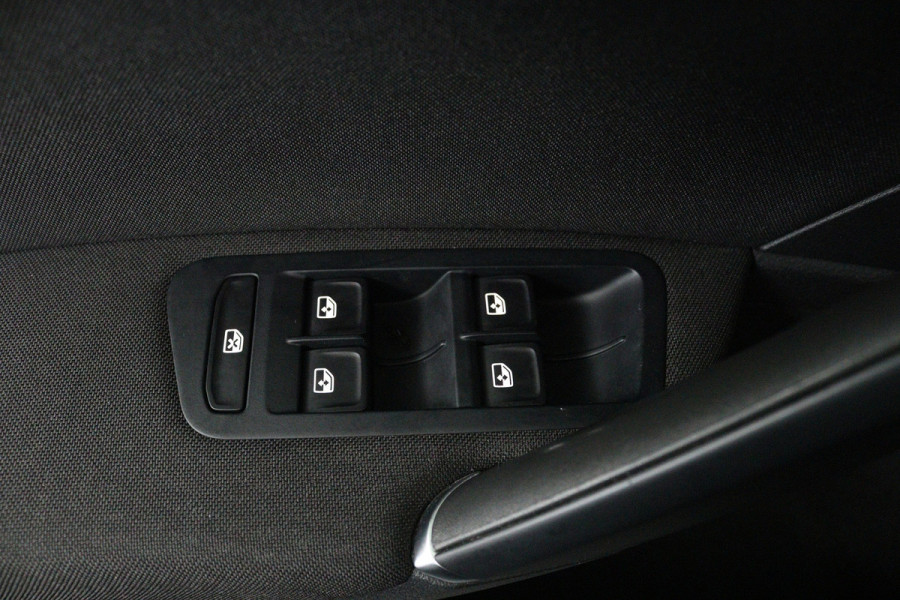 Volkswagen Golf 1.0 TSI Comfortline Business (NAVIGATIE, STOELVERWARMING, PARKEERSENSOREN, CLIMA, GOED ONDERHOUDEN)