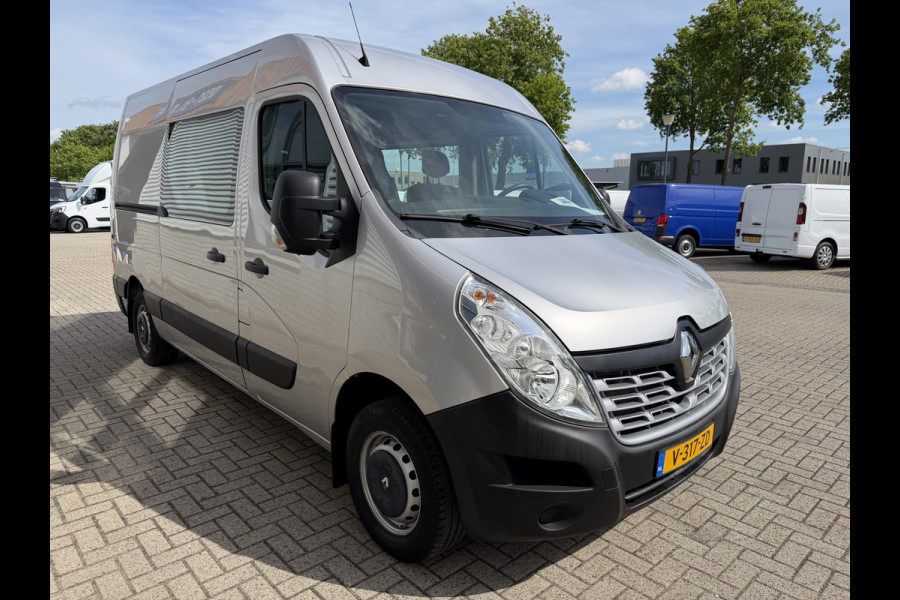 Renault Master T35 2.3 dCi 130pk L2H2 bpm vrij / euro 6 diesel / vaste prijs rijklaar € 19.950 ex btw / DC 7 persoons / zilver metallic / trekhaak 2500 kg / airco / cruise / navigatie