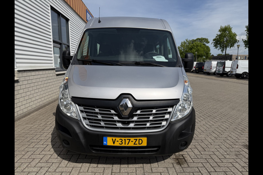 Renault Master T35 2.3 dCi 130pk L2H2 bpm vrij / euro 6 diesel / vaste prijs rijklaar € 19.950 ex btw / DC 7 persoons / zilver metallic / trekhaak 2500 kg / airco / cruise / navigatie