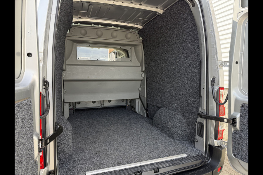 Renault Master T35 2.3 dCi 130pk L2H2 bpm vrij / euro 6 diesel / vaste prijs rijklaar € 19.950 ex btw / DC 7 persoons / zilver metallic / trekhaak 2500 kg / airco / cruise / navigatie