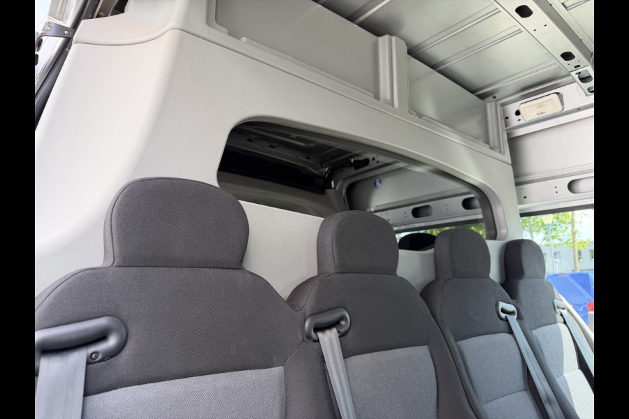 Renault Master T35 2.3 dCi 130pk L2H2 bpm vrij / euro 6 diesel / vaste prijs rijklaar € 19.950 ex btw / DC 7 persoons / zilver metallic / trekhaak 2500 kg / airco / cruise / navigatie