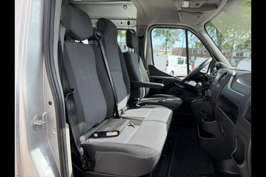 Renault Master T35 2.3 dCi 130pk L2H2 bpm vrij / euro 6 diesel / vaste prijs rijklaar € 19.950 ex btw / DC 7 persoons / zilver metallic / trekhaak 2500 kg / airco / cruise / navigatie
