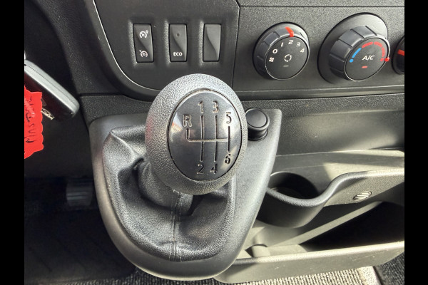 Renault Master T35 2.3 dCi 130pk L2H2 bpm vrij / euro 6 diesel / vaste prijs rijklaar € 19.950 ex btw / DC 7 persoons / zilver metallic / trekhaak 2500 kg / airco / cruise / navigatie