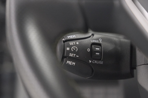 Peugeot e-2008 EV GT 50 kWh | 11 KW Laadfunctie | 360 Camera | Dodehoekdetectie | Apple Carplay | SOH=100%