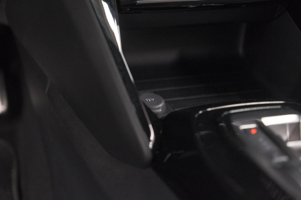 Peugeot e-2008 EV GT 50 kWh | 11 KW Laadfunctie | 360 Camera | Dodehoekdetectie | Apple Carplay | SOH=100%