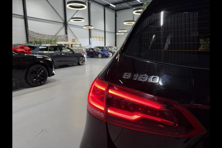 Mercedes-Benz B-Klasse 180 Business Solution AMG | CarPlay | Camera | Cruise | LED | Stoelverwarming | PDC | Dealer onderhouden