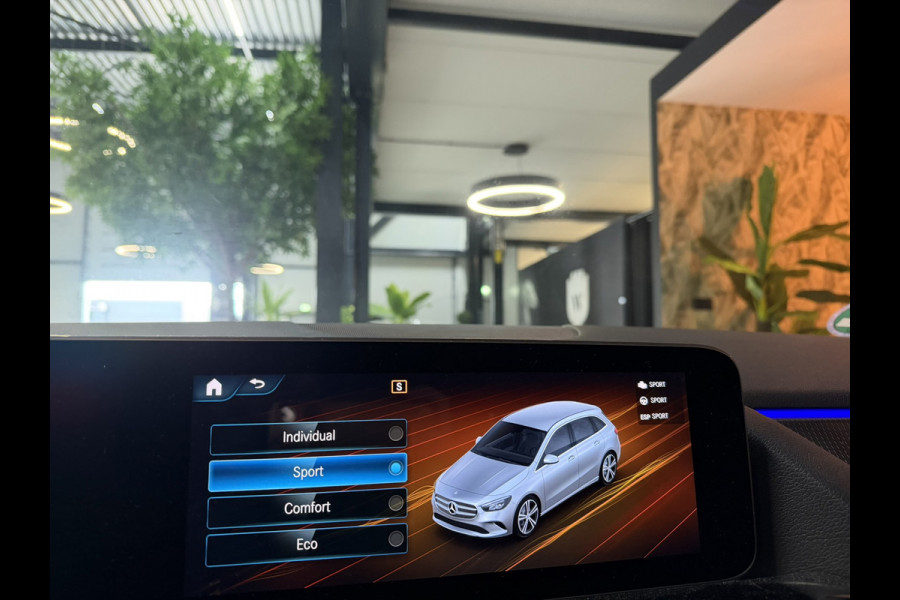 Mercedes-Benz B-Klasse 180 Business Solution AMG | CarPlay | Camera | Cruise | LED | Stoelverwarming | PDC | Dealer onderhouden