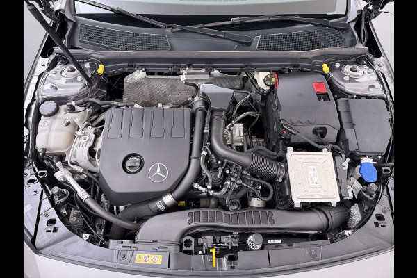 Mercedes-Benz A-Klasse 200 Luxury 164pk // Panoramadak // Carplay // Sfeerverlichting // MultiBeam LED // Keyless Entry // Camera // Advanced Audio