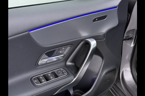 Mercedes-Benz A-Klasse 200 Luxury 164pk // Panoramadak // Carplay // Sfeerverlichting // MultiBeam LED // Keyless Entry // Camera // Advanced Audio
