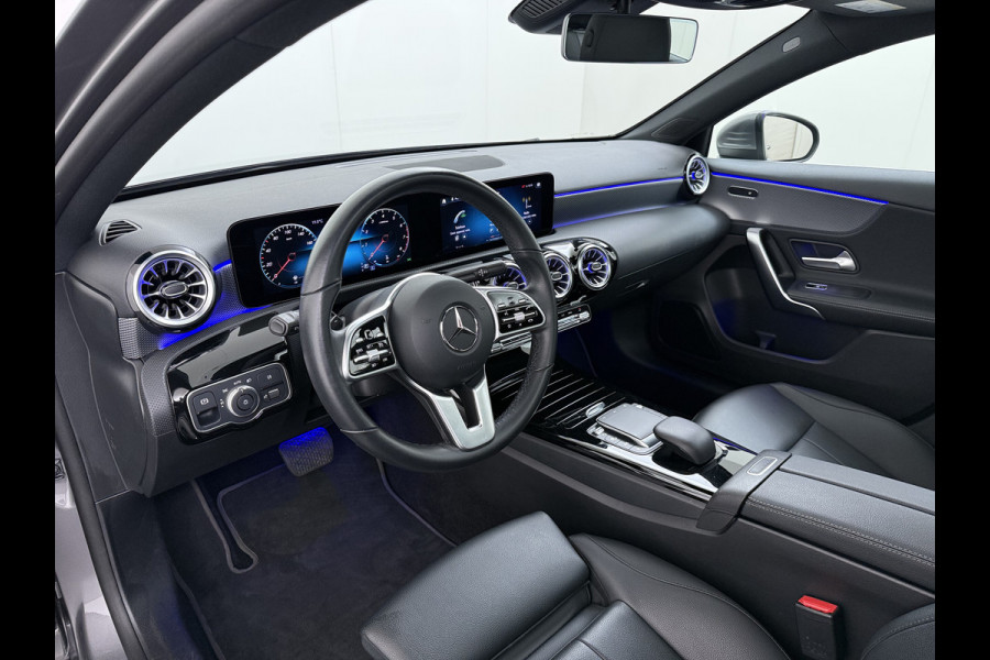 Mercedes-Benz A-Klasse 200 Luxury 164pk // Panoramadak // Carplay // Sfeerverlichting // MultiBeam LED // Keyless Entry // Camera // Advanced Audio