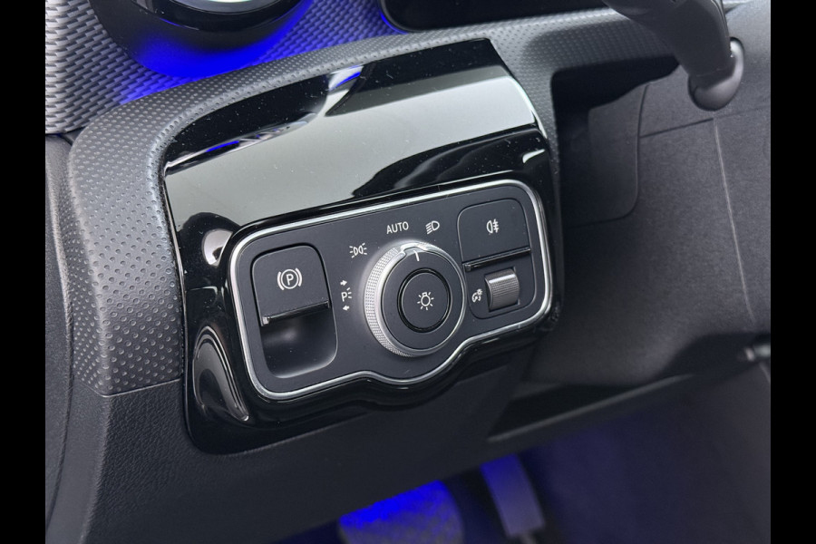 Mercedes-Benz A-Klasse 200 Luxury 164pk // Panoramadak // Carplay // Sfeerverlichting // MultiBeam LED // Keyless Entry // Camera // Advanced Audio