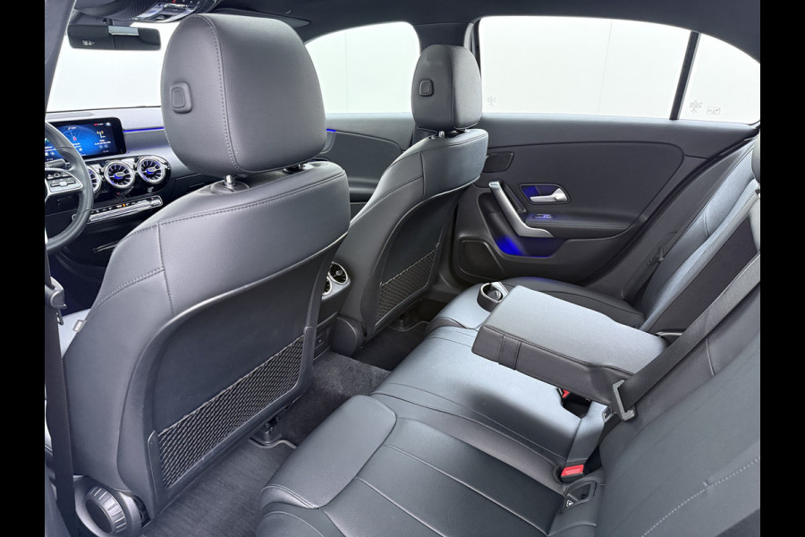 Mercedes-Benz A-Klasse 200 Luxury 164pk // Panoramadak // Carplay // Sfeerverlichting // MultiBeam LED // Keyless Entry // Camera // Advanced Audio