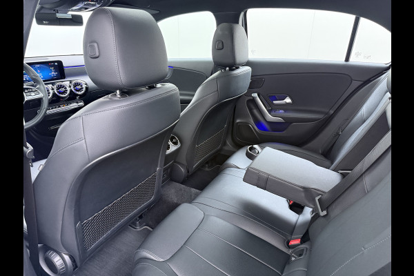 Mercedes-Benz A-Klasse 200 Luxury 164pk // Panoramadak // Carplay // Sfeerverlichting // MultiBeam LED // Keyless Entry // Camera // Advanced Audio