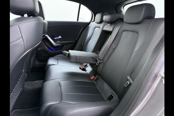 Mercedes-Benz A-Klasse 200 Luxury 164pk // Panoramadak // Carplay // Sfeerverlichting // MultiBeam LED // Keyless Entry // Camera // Advanced Audio