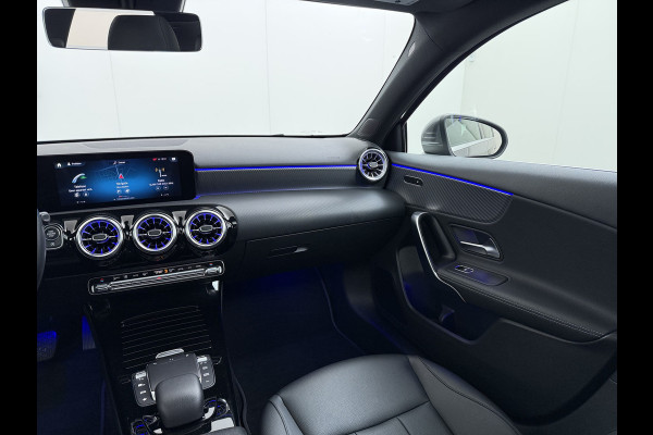 Mercedes-Benz A-Klasse 200 Luxury 164pk // Panoramadak // Carplay // Sfeerverlichting // MultiBeam LED // Keyless Entry // Camera // Advanced Audio