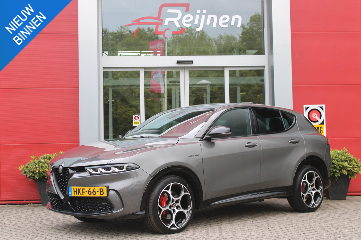 Alfa Romeo Tonale 1.5T Hybrid 160PK VELOCE | PREMIUM PACK: LEDEREN BEKLEDING/GEVENTILEERDE VOORSTOELEN/4-VOUDIG ELEKTRISCH VERSTELBARE LENDESTEUN VOORSTOELEN/ELEKTRISCH BEDIENBARE /HOOGGLANS ZWARTE RAAMOMLIJSTING/AMBIENT LIGHTING | TECHNOLOGY PACK: PARKEERWAARSCHUWING VOOR EN ACHTER/360° CAMERA/AUTOMATISCH INPARKEREN/ AUTONOMOUS DRIVING LEVEL 2: ADAPTIVE CRUISE CONTROL/LANE CENTERING ASSIST/TRAFFIC JAM ASSIST DODEHOEK DETECTIE AUTOMATISCH DIMMENDE BUITENSPIEGELS ELEKTRISCH BEDIENBARE ACHTERKLEP | WINTERPACK: STOELVERWARMING VOOR/STUURVERWARMING/VERWARMBARE RUITENSPROEIERS | 19" LICHTMET