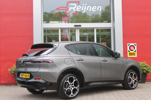 Alfa Romeo Tonale 1.5T Hybrid 160PK VELOCE | PREMIUM PACK: LEDEREN BEKLEDING/GEVENTILEERDE VOORSTOELEN/4-VOUDIG ELEKTRISCH VERSTELBARE LENDESTEUN VOORSTOELEN/ELEKTRISCH BEDIENBARE /HOOGGLANS ZWARTE RAAMOMLIJSTING/AMBIENT LIGHTING | TECHNOLOGY PACK: PARKEERWAARSCHUWING VOOR EN ACHTER/360° CAMERA/AUTOMATISCH INPARKEREN/ AUTONOMOUS DRIVING LEVEL 2: ADAPTIVE CRUISE CONTROL/LANE CENTERING ASSIST/TRAFFIC JAM ASSIST DODEHOEK DETECTIE AUTOMATISCH DIMMENDE BUITENSPIEGELS ELEKTRISCH BEDIENBARE ACHTERKLEP | WINTERPACK: STOELVERWARMING VOOR/STUURVERWARMING/VERWARMBARE RUITENSPROEIERS | 19" LICHTMET
