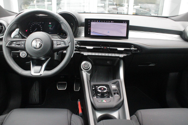 Alfa Romeo Tonale 1.5T Hybrid 160PK VELOCE | PREMIUM PACK: LEDEREN BEKLEDING/GEVENTILEERDE VOORSTOELEN/4-VOUDIG ELEKTRISCH VERSTELBARE LENDESTEUN VOORSTOELEN/ELEKTRISCH BEDIENBARE /HOOGGLANS ZWARTE RAAMOMLIJSTING/AMBIENT LIGHTING | TECHNOLOGY PACK: PARKEERWAARSCHUWING VOOR EN ACHTER/360° CAMERA/AUTOMATISCH INPARKEREN/ AUTONOMOUS DRIVING LEVEL 2: ADAPTIVE CRUISE CONTROL/LANE CENTERING ASSIST/TRAFFIC JAM ASSIST DODEHOEK DETECTIE AUTOMATISCH DIMMENDE BUITENSPIEGELS ELEKTRISCH BEDIENBARE ACHTERKLEP | WINTERPACK: STOELVERWARMING VOOR/STUURVERWARMING/VERWARMBARE RUITENSPROEIERS | 19" LICHTMET